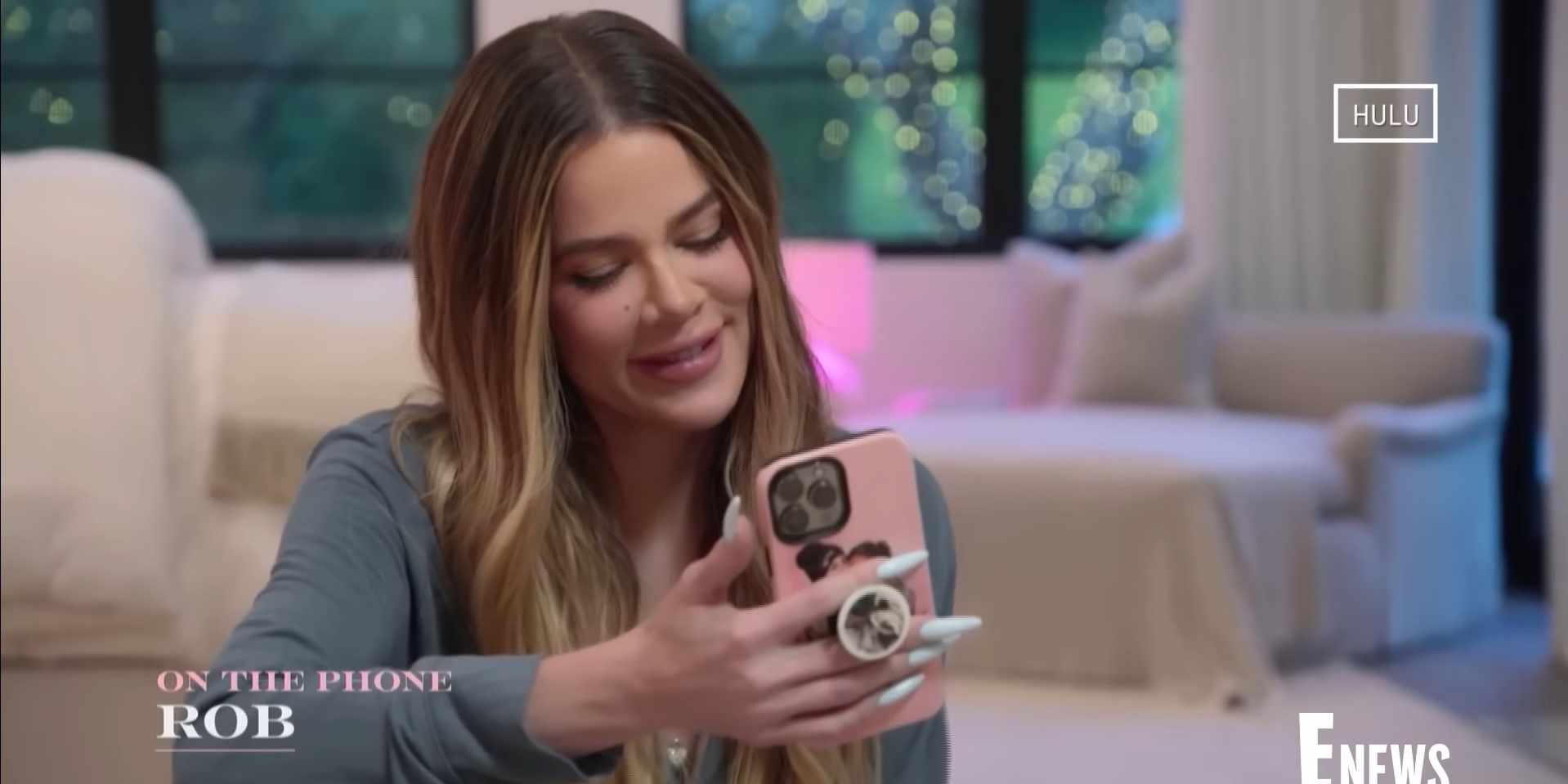 Khloé talking to Rob on the phone The Kardashians season 3