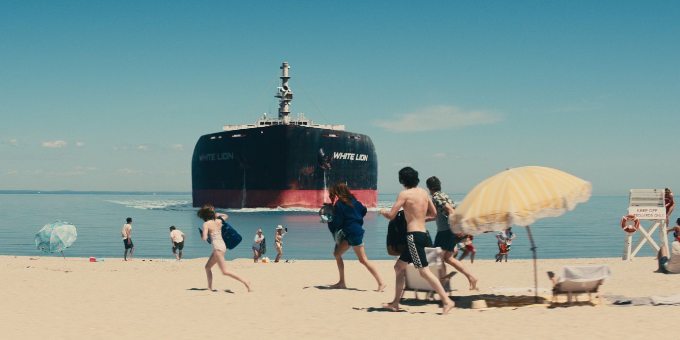 Farrah Mackenzie, Julia Roberts, Charlie Evans, and Ethan Hawke fleeing a beach as Rose, Amanda, Archie, and Clay in Leave the World Behind