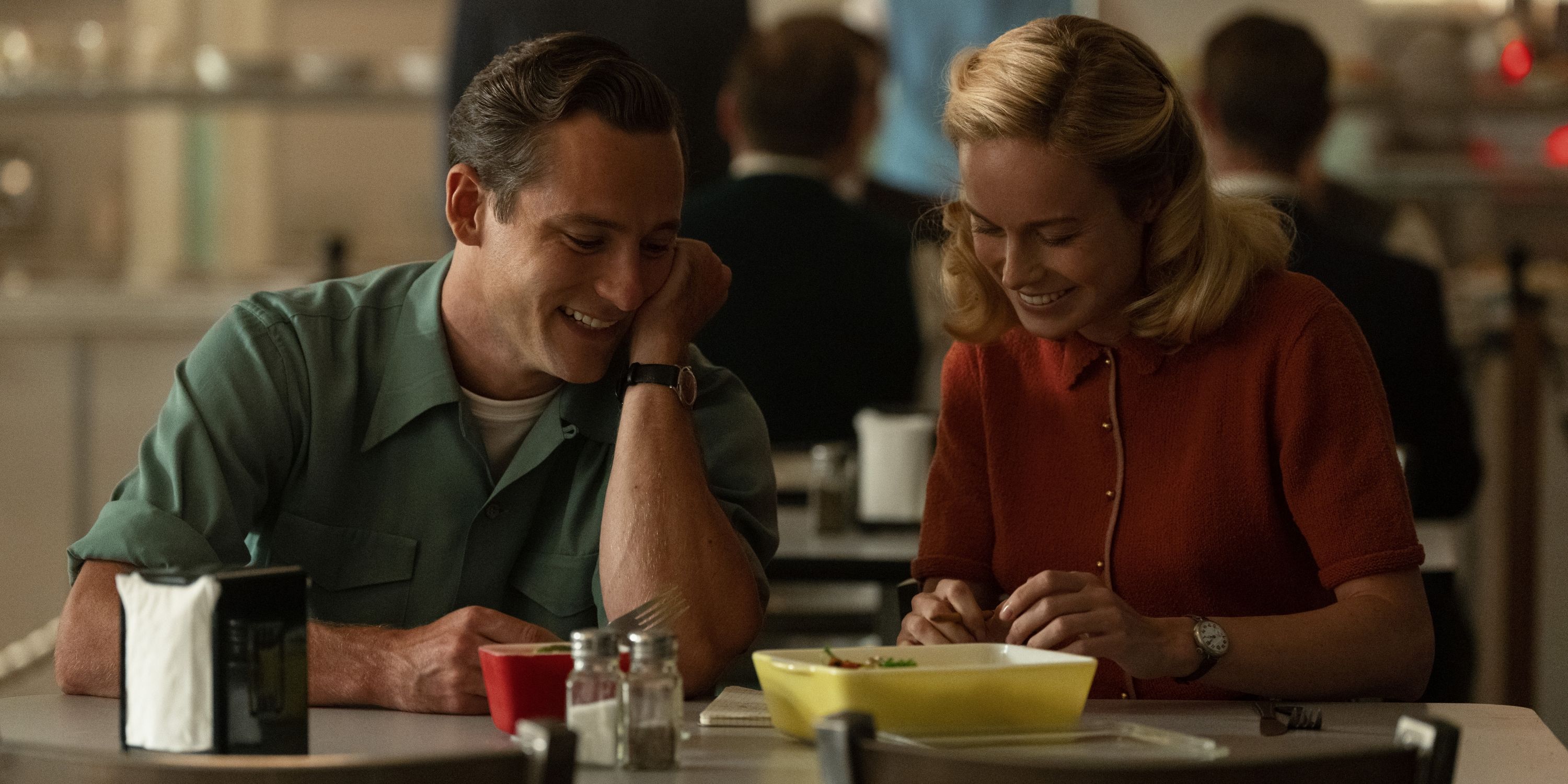 Brie Larson as Elizabeth Zott and Lewis Pullman as Calvin Evans in Episode 1 of Lessons in Chemistry