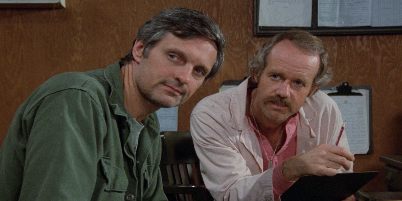 Primer plano de Alan Alda, Mike Farrell y BJ Hunnicutt, quienes interpretan a Hawkeye en M*A*S*H*, mirando fuera de la pantalla