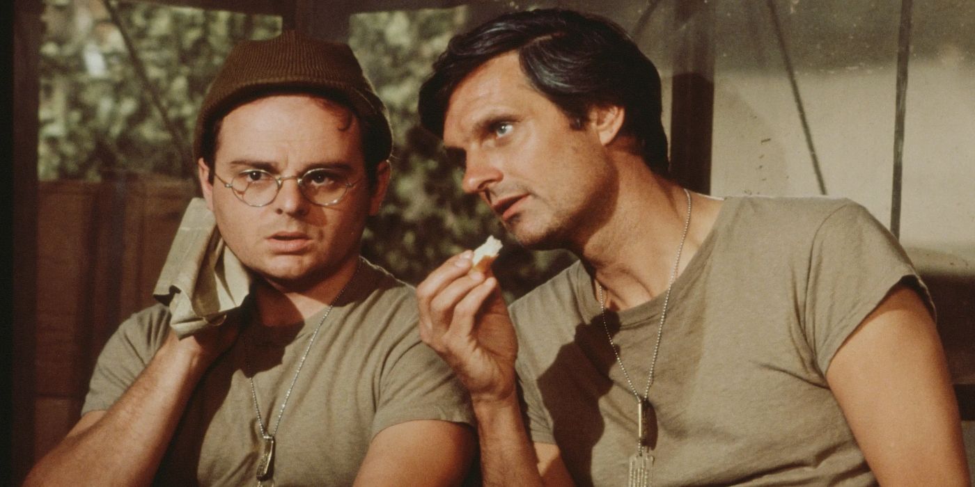 Alan Alda and Gary Burghoff as Hawkeye and Radar, having a chat in M*A*S*H 