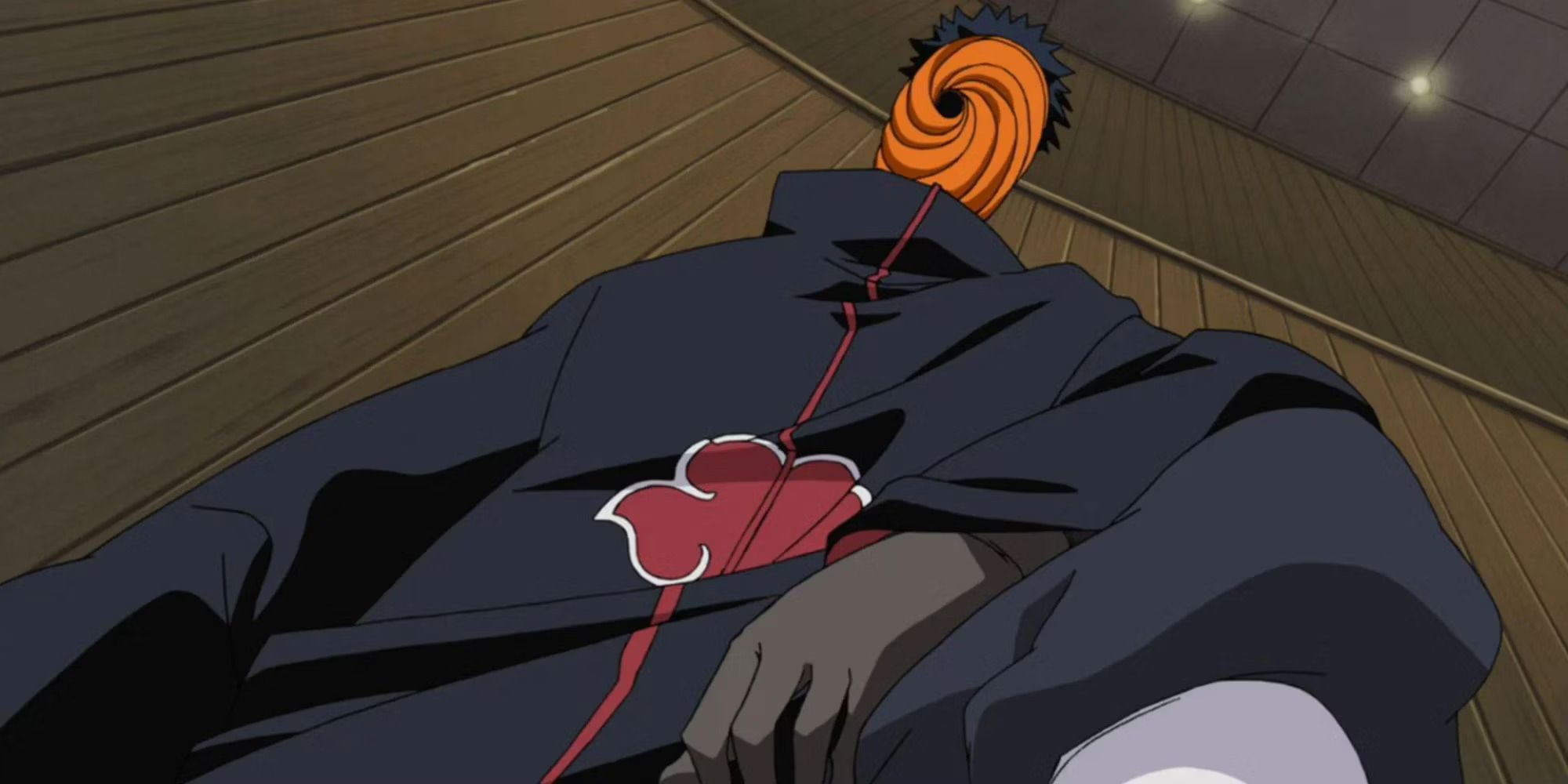 Obito Uchiha interpreta a Madara Uchiha con una máscara de remolino naranja en Naruto Shippuden