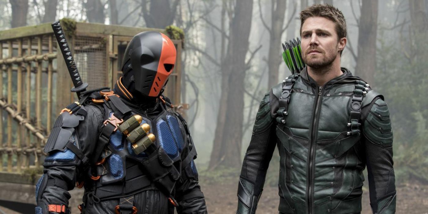 Oliver Queen debout avec DeathStroke dans Arrow