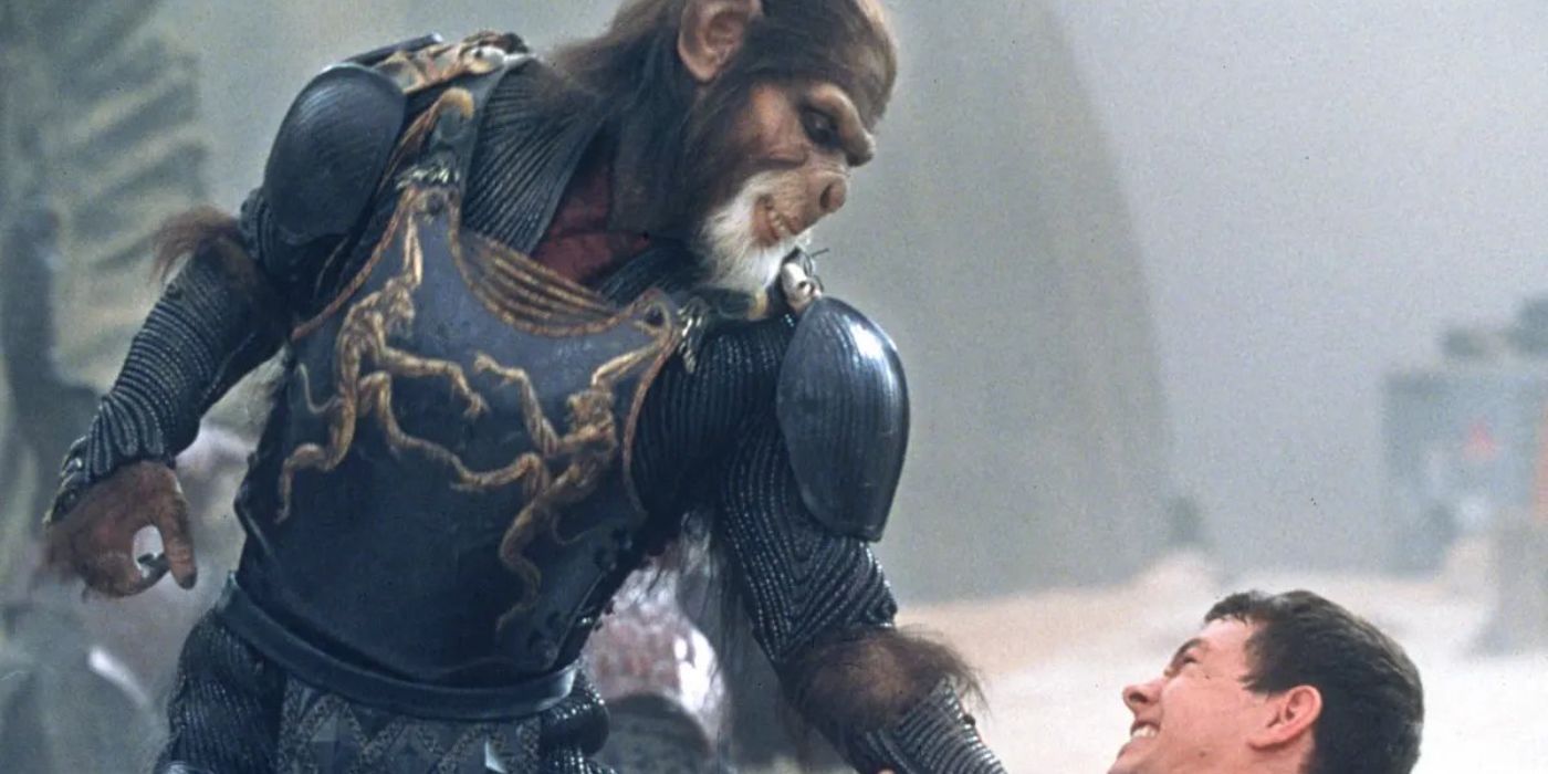 Thade subduing Leo on the beach in &lsquo;Planet of the Apes&rsquo;