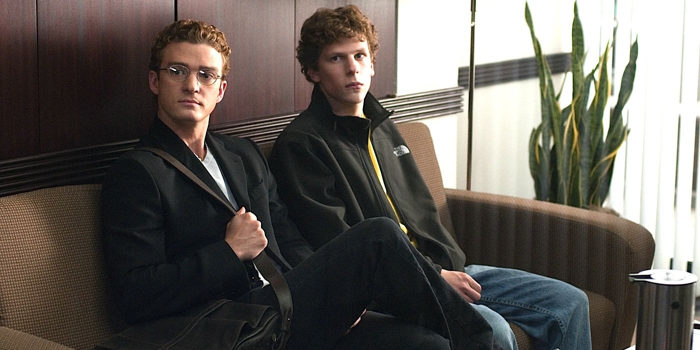 Justin Timberlake e Jesse Eisenberg como Sean Parker e Mark Zuckerberg sentados juntos e olhando para a direita na Rede Social