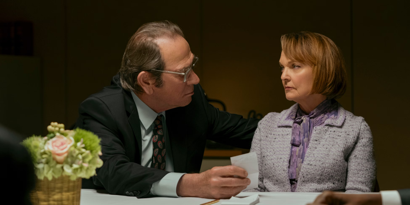 Tommy Lee Jones as Jerry O'Keefe and Pamela Reed as Annette O'Keefe sitting together at a desk in The Burial