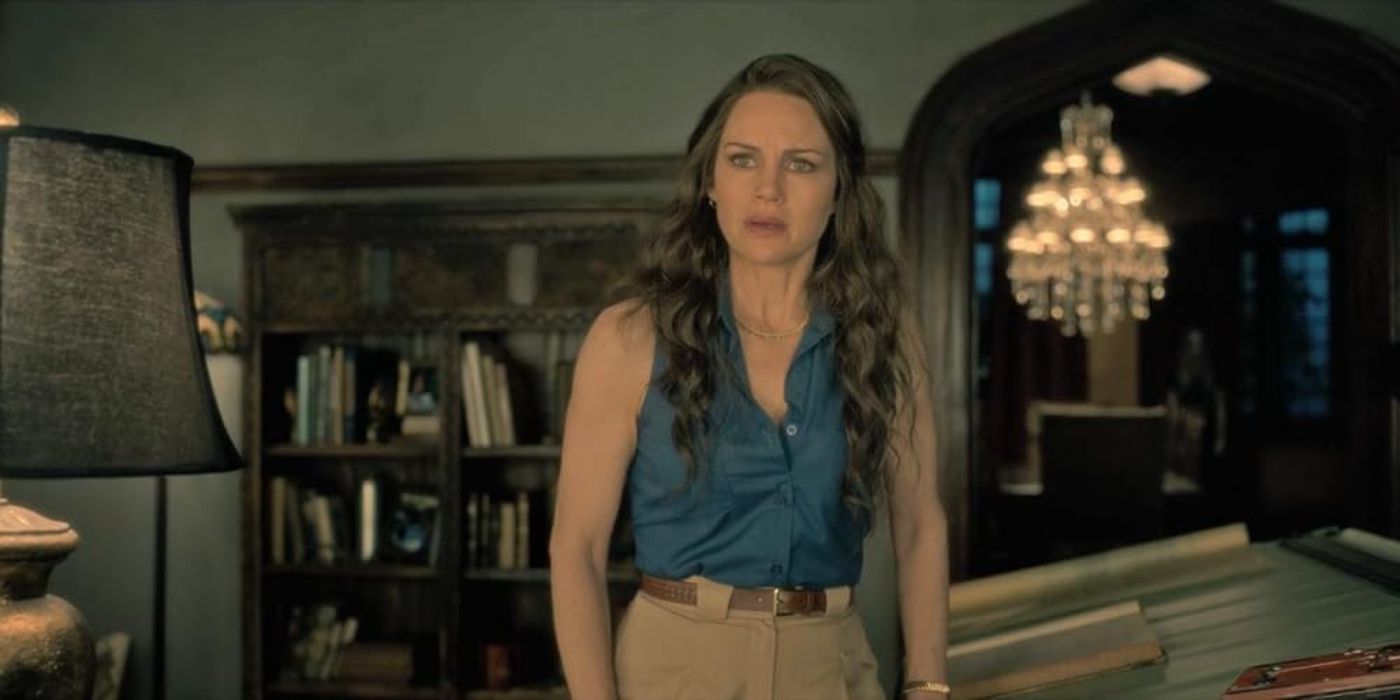 Carla Gugino as Olivia Crain looking in surprise at a person offscreen in The Haunting of Hill House