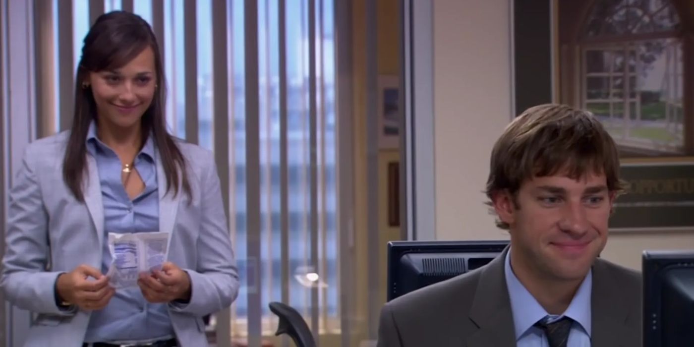 Rashida Jones as Karen and John Krasinski as Jim in The Office 