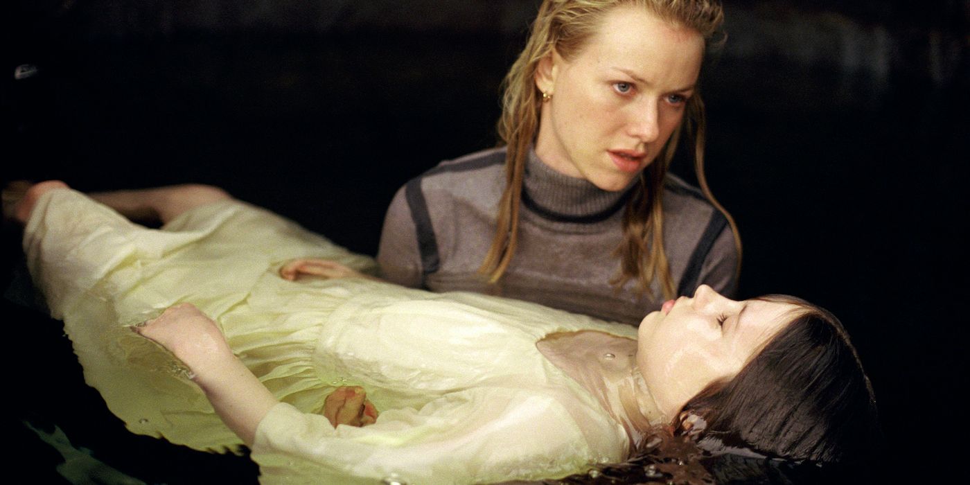 Naomi Watts como Rachel Keller sosteniendo a Davey Chase, Samara, en el fondo del pozo en The Ring (2002)