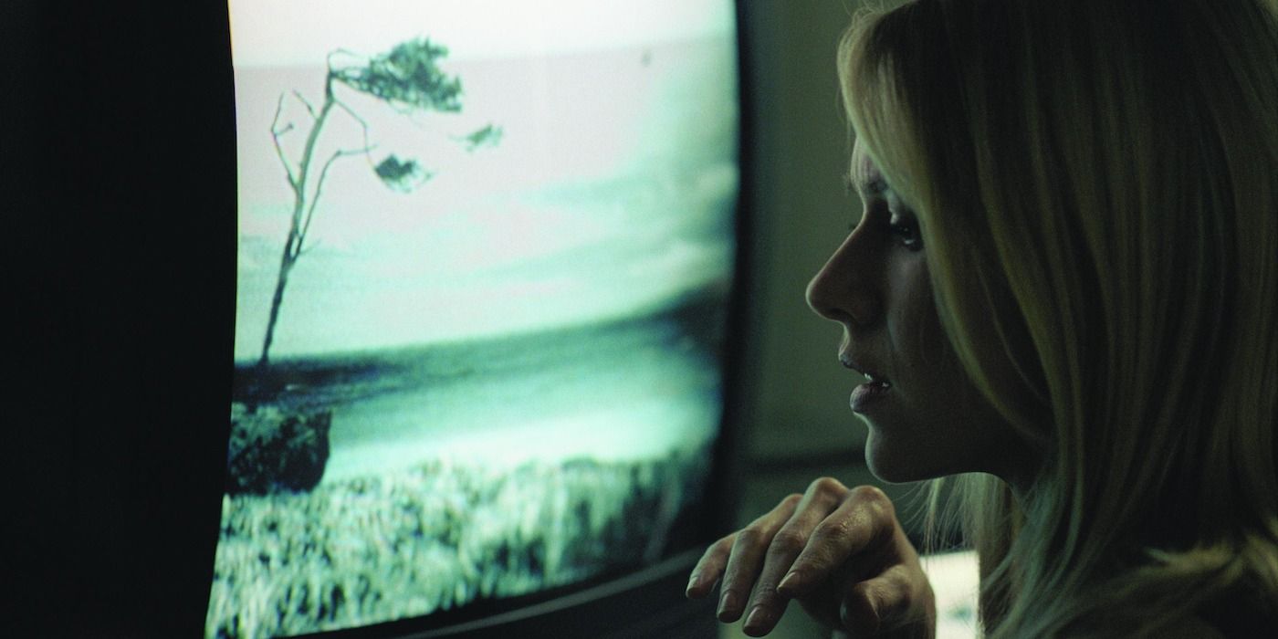 Naomi Watts as Rachel Keller staring at a TV screen with a well on it in The Ring (2002)