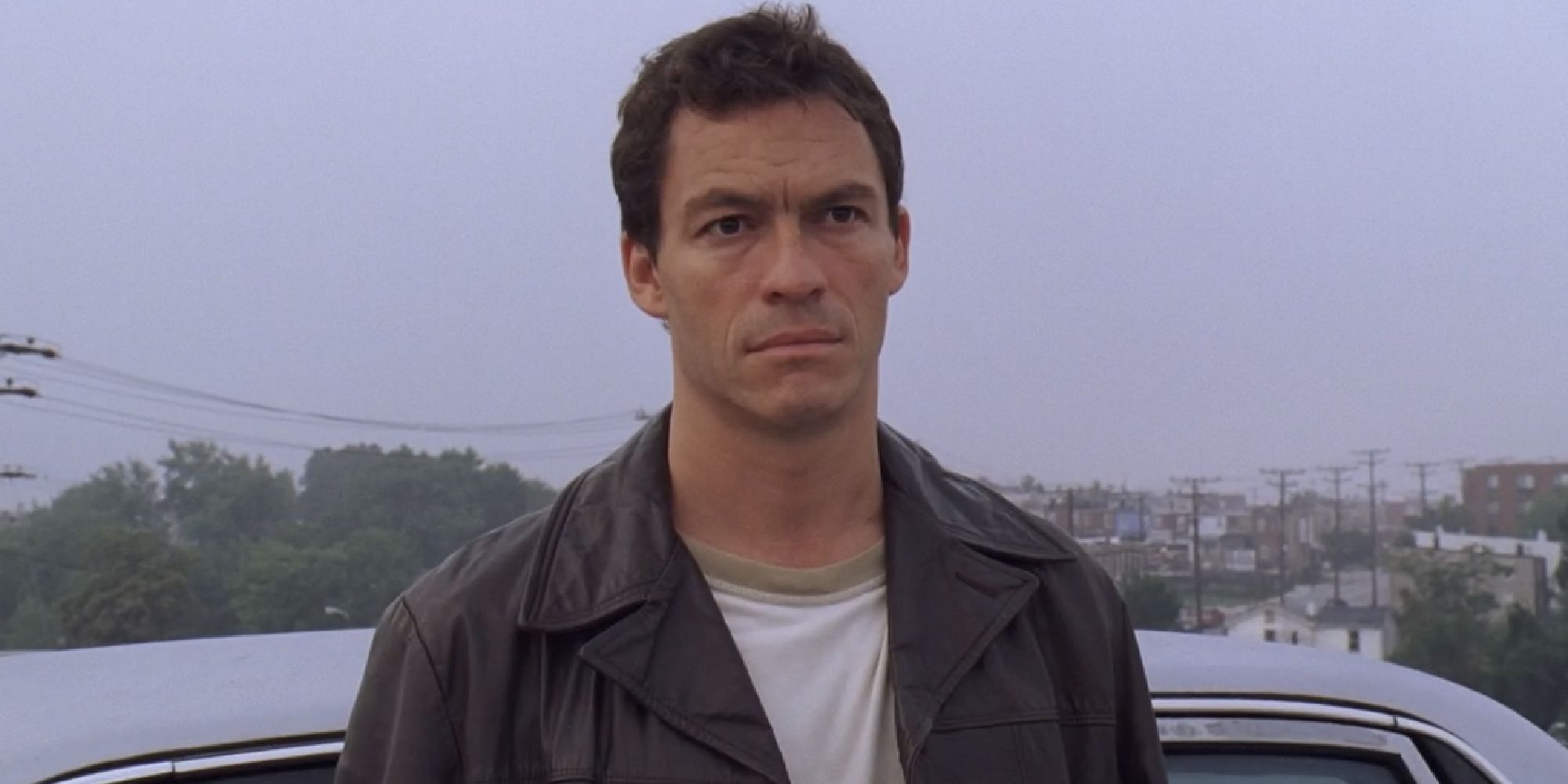 Jimmy McNulty mira hacia adelante con expresión ambigua en 