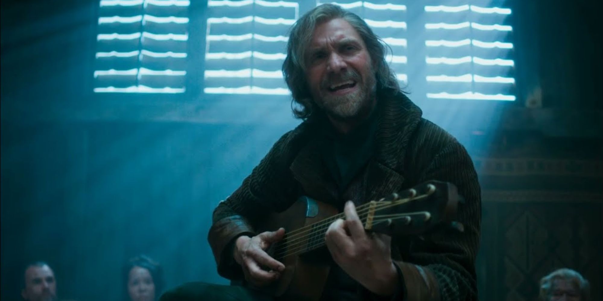 thom sings &lsquo;The Man who Can&rsquo;t Forget&rsquo; to the pub in Emond&rsquo;s Field