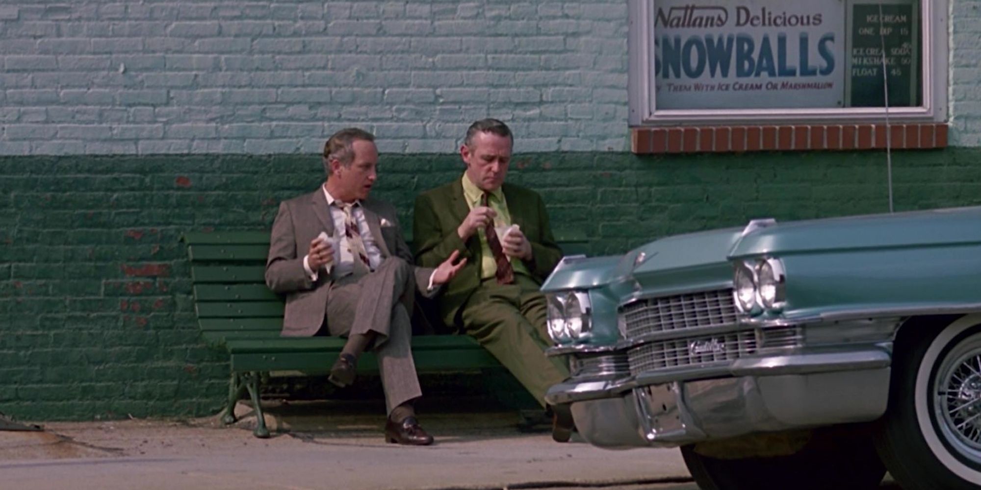 Richard Dreyfuss et John Mahoney dans le rôle de BB et Moe en train de déjeuner assis sur un banc dans le film Tin Men.