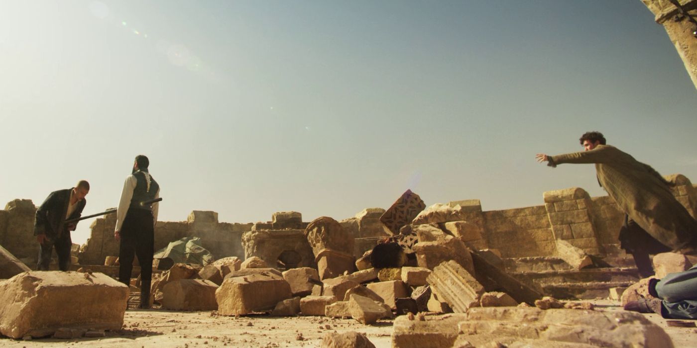 Mat (Dónal Finn) throws his weapon at Ishamael (Fares Fares), but hits Rand (Josha Stradowski)