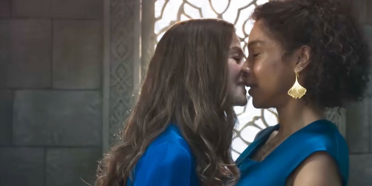 Siuan Sanche (Sophie Okonedo) and Moiraine&rsquo;s (Rosamund Pike) kissing