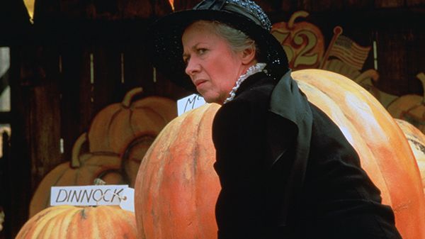 Actress Polly Holiday in Amazing Stories episode The Pumpkin Competition (1986)