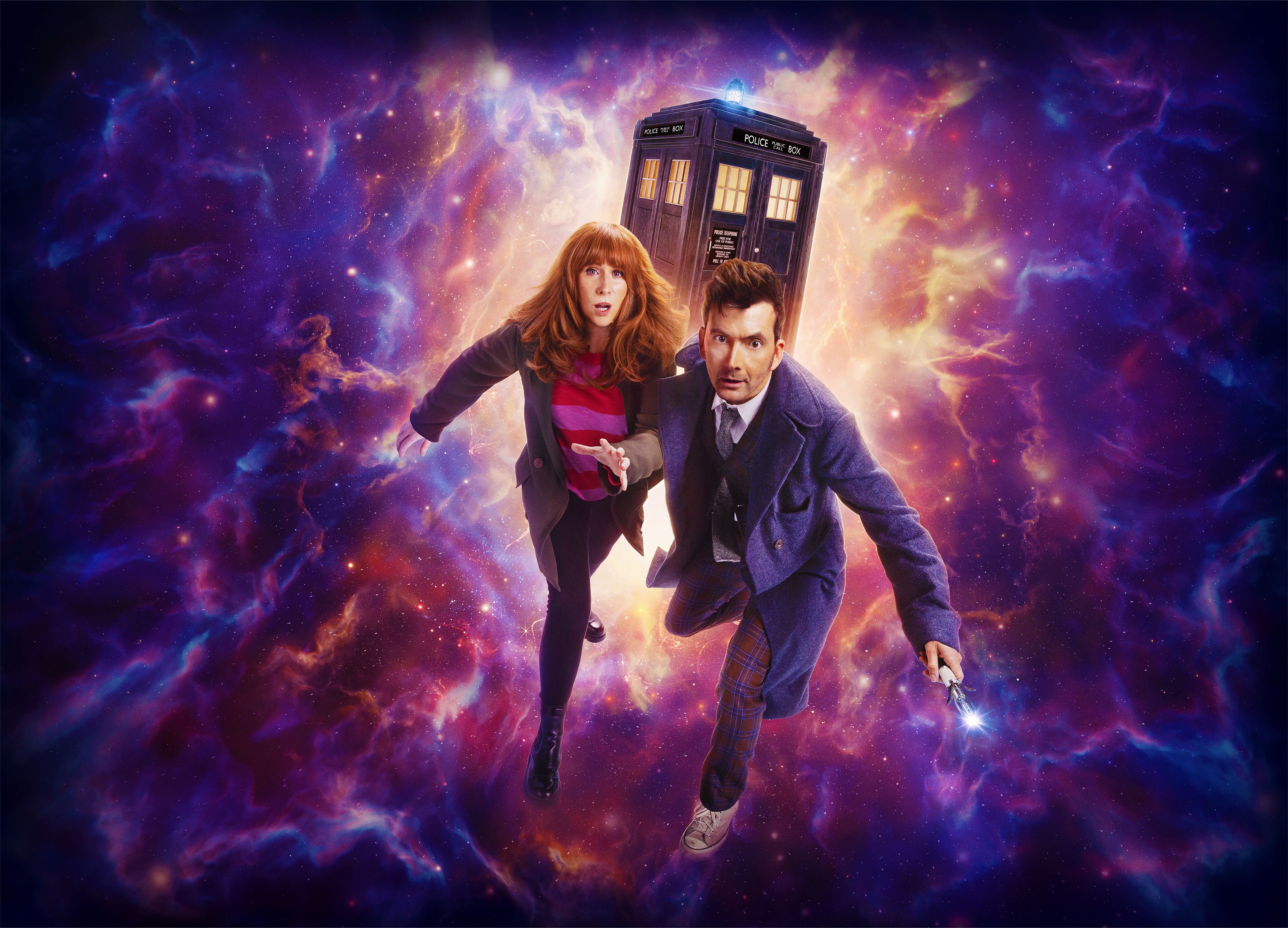 David Tennant como o Doutor e Catherine Tate como Donna Noble nos especiais do 60º aniversário de Doctor Who saindo da TARDIS cercada por uma nebulosa rosa e azul