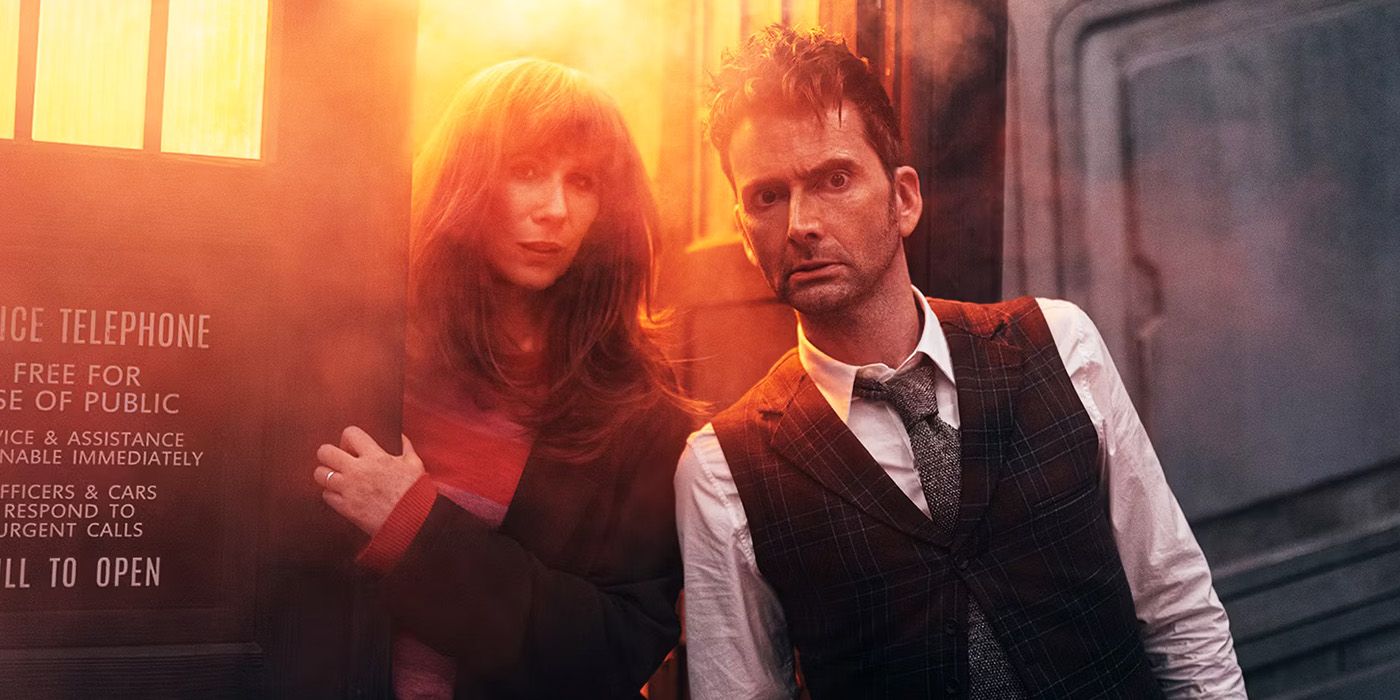 Catherine Tate dans le rôle de Donna Noble et David Tennant dans le rôle du Docteur sortant du TARDIS dans le spécial 60e anniversaire de Doctor Who.