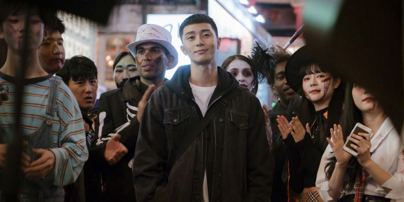 Park Seo-joon smiling while surrounded by a crowd in Netflix K-Drama Itaewon Class