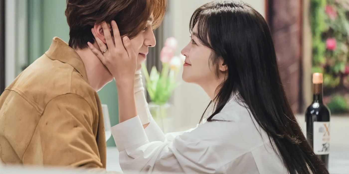 Jo Bo-ah como Nam Ji-ah segurando Lee Dong-wook como o rosto de Lee Yeon enquanto ambos sorriem no K-Drama Tale of the Nine-Tailed