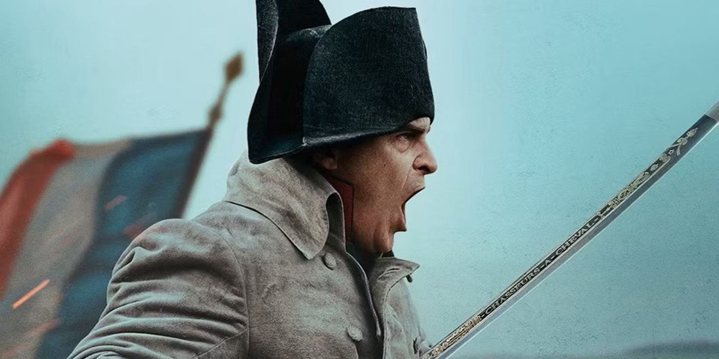 Joaquin Phoenix dans le rôle de Napoléon chargeant au combat avec une épée 