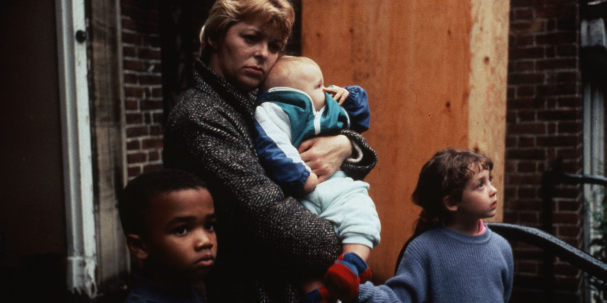 Chrissy Rock como Maggie Conlan segurando um bebê com dois filhos em Ladybird Ladybird