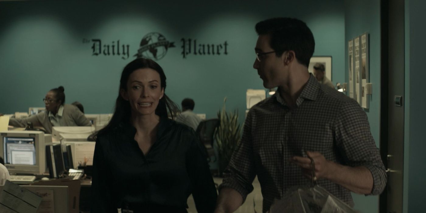 Elizabeth Tulloch y Tyler Hoechlin como Lois y Clark caminando por los pasillos del Daily Planet en Superman y Lois Temporada 1, Episodio 11, "Una breve reminiscencia entre eventos cataclísmicos"