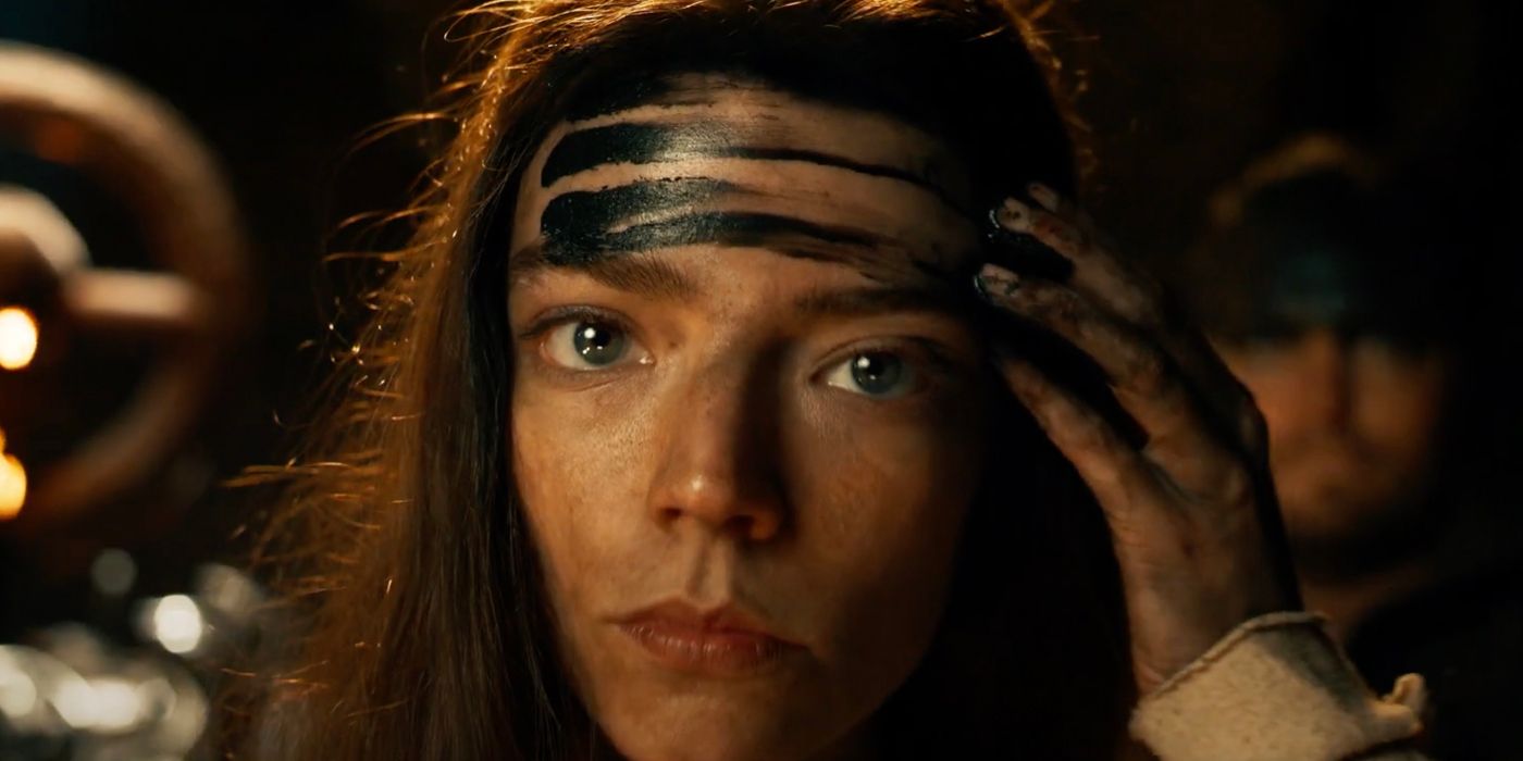 Anya Taylor-Joy se pinta la cara con pintura de batalla negra en Mad Max: Furiosa