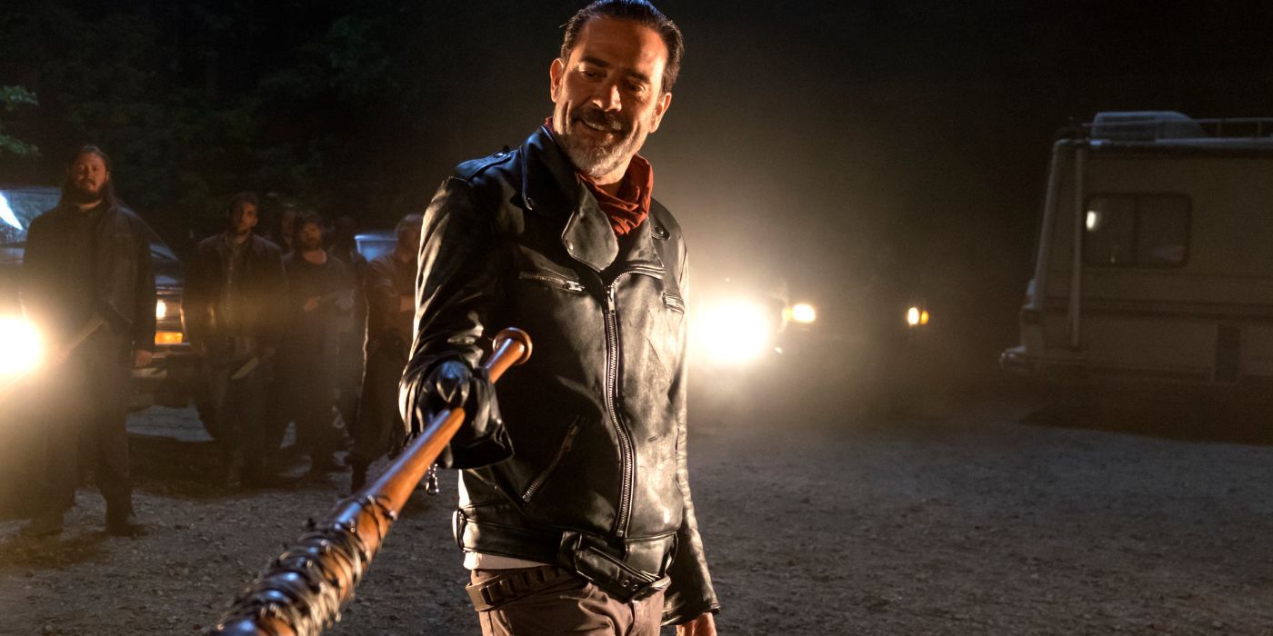 Jeffrey Dean Morgan como Negan segurando um bastão e sorrindo em The Walking Dead