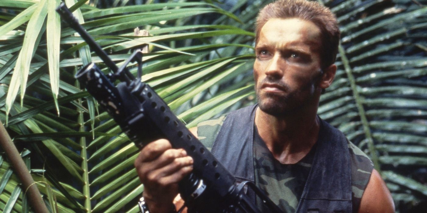 Holandès (Arnold Schwarzenegger) sostenint un rifle a la selva de Predator