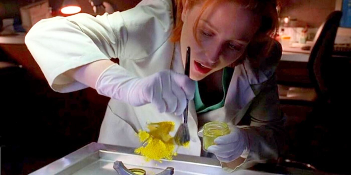 Scully realiza uma autópsia divertida no episódio 