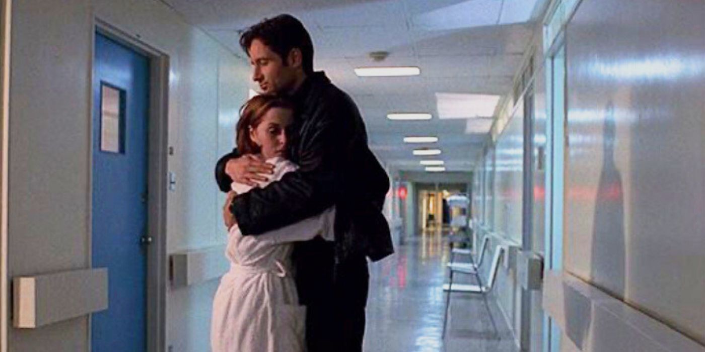 Scully e Mulder se abraçam no hospital no episódio 
