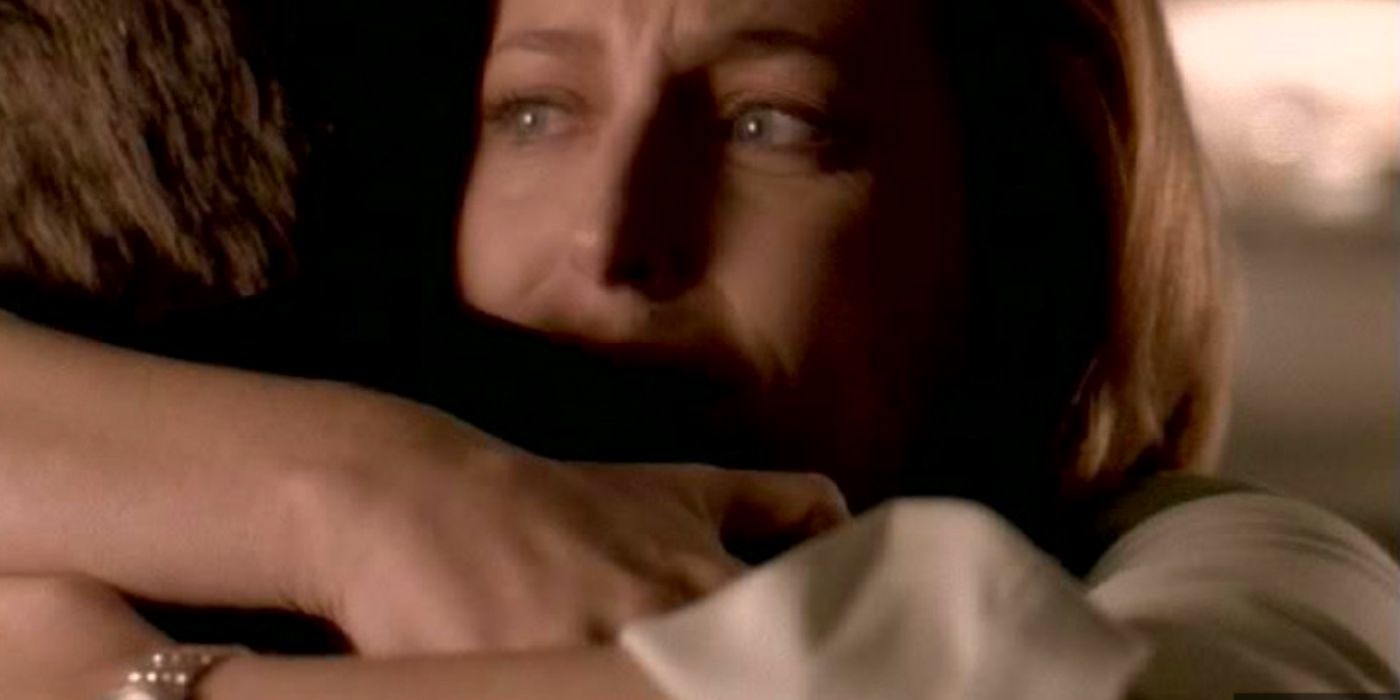 Scully e Mulder se abraçam após receberem notícias difíceis no episódio 