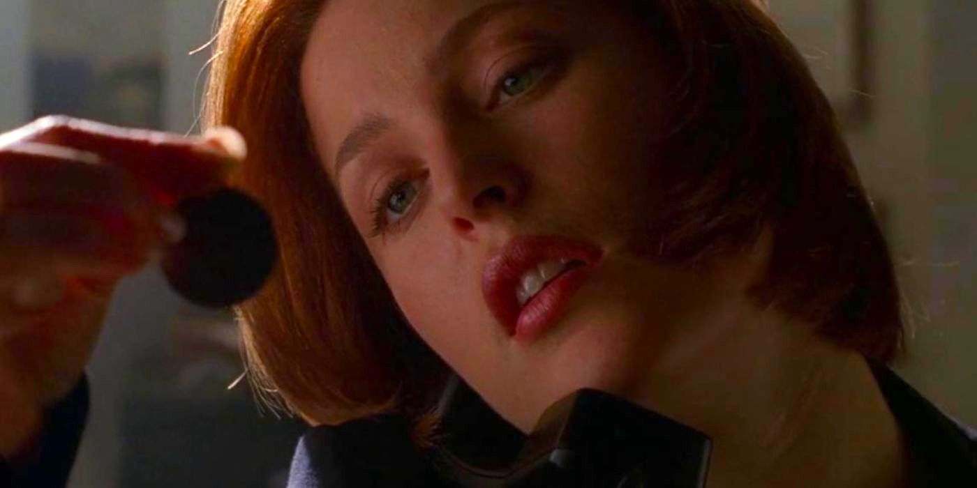 Scully examina o talismã Milagro de 'Arquivo X'