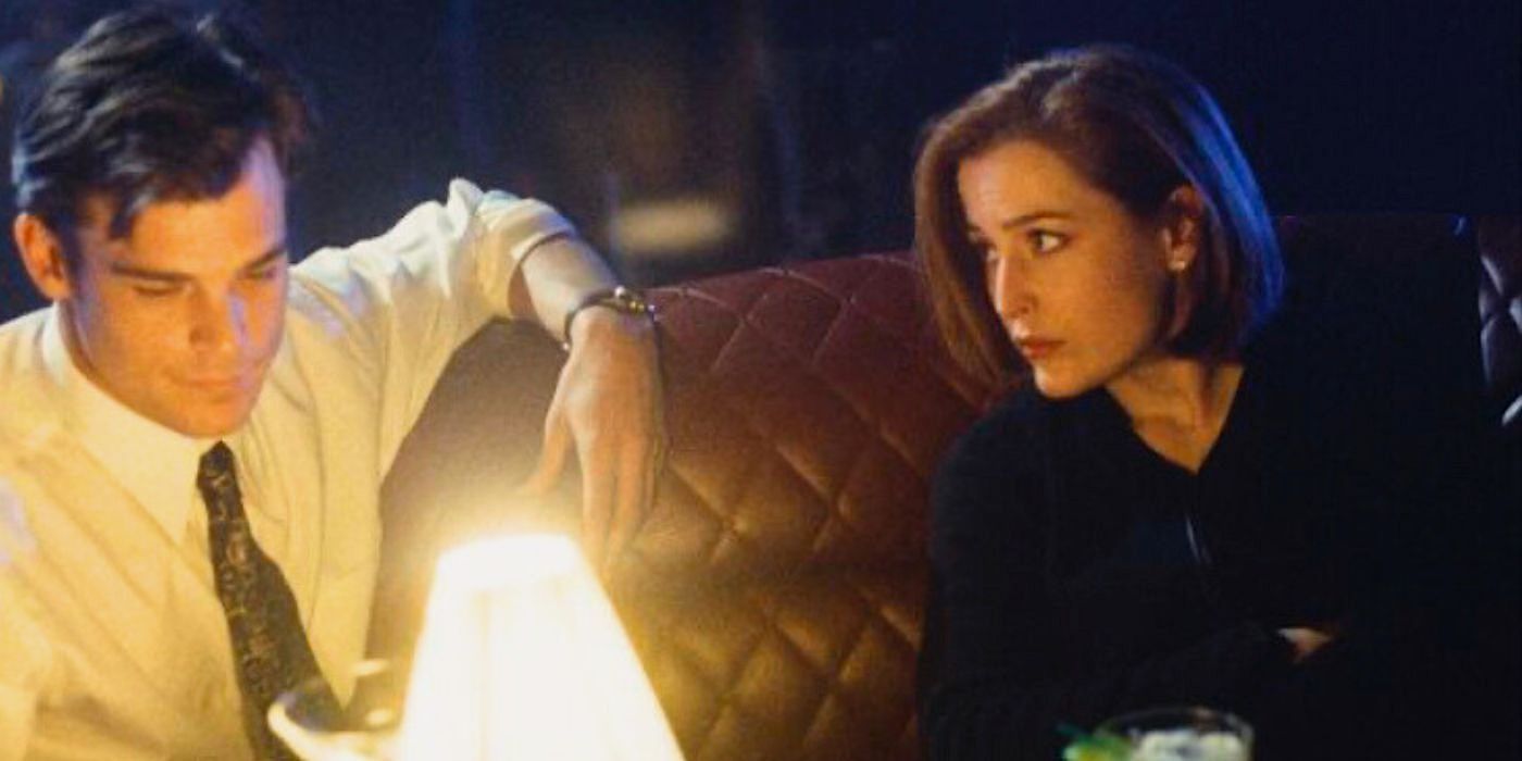 Scully meets a stranger for a drink in the episode 