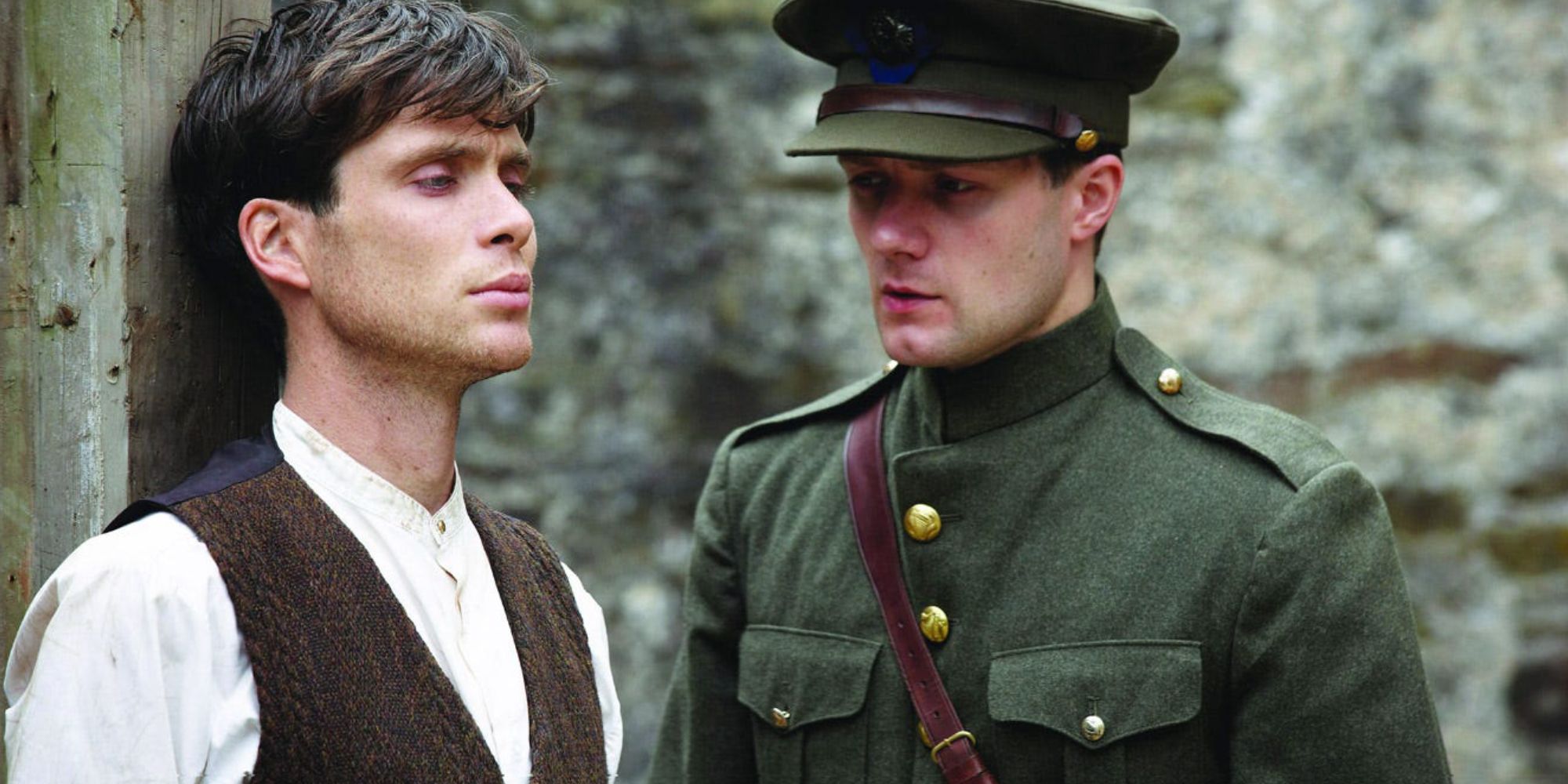 Cillian Murphy como Damien O'Donovan com um soldado em The Wind That Shakes the Barley