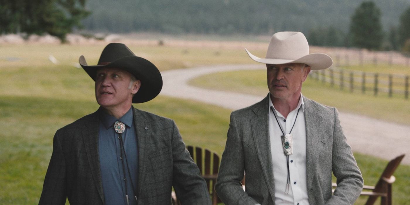 Malcom Beck joué par Neal McDonough et Teal Beck joué par Terry Serpico debout à l'extérieur du ranch de Yellowstone