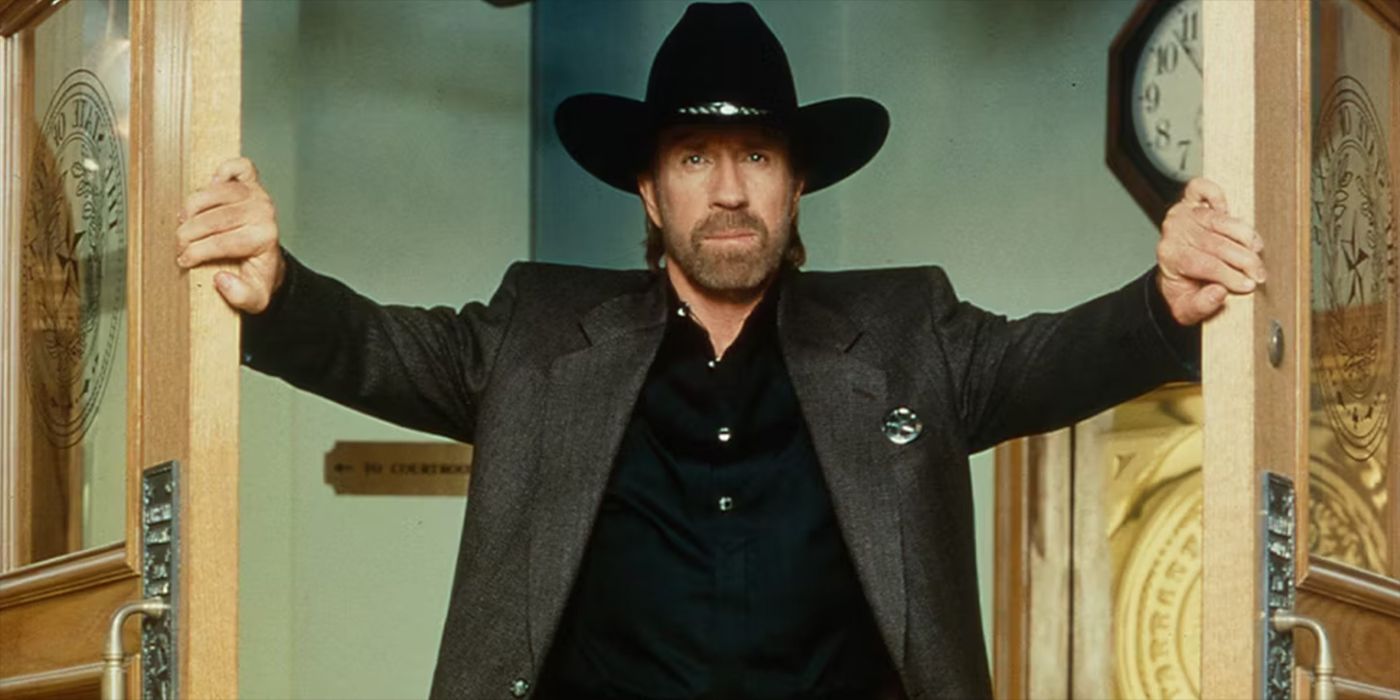 Cordell Walker, joué par Chuck Norris, entre dans un saloon.