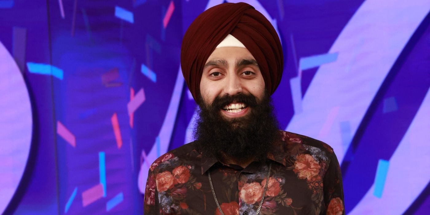   Jag Bains sourit dans un turban et une chemise bordeaux sur la scène finale de Big Brother.