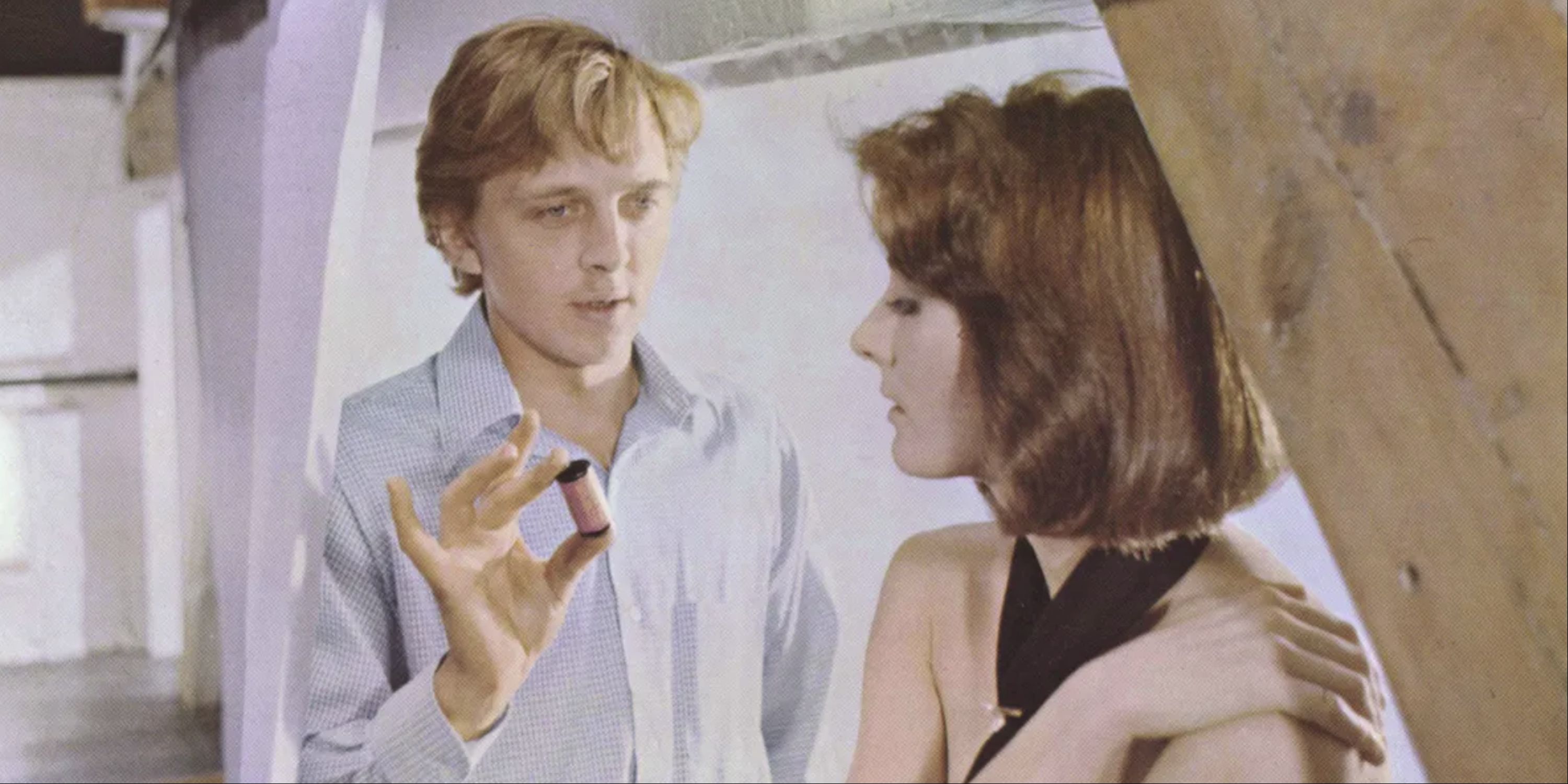 David Hemmings holding camera film talking to Vanessa Redgrave in Blow-Up