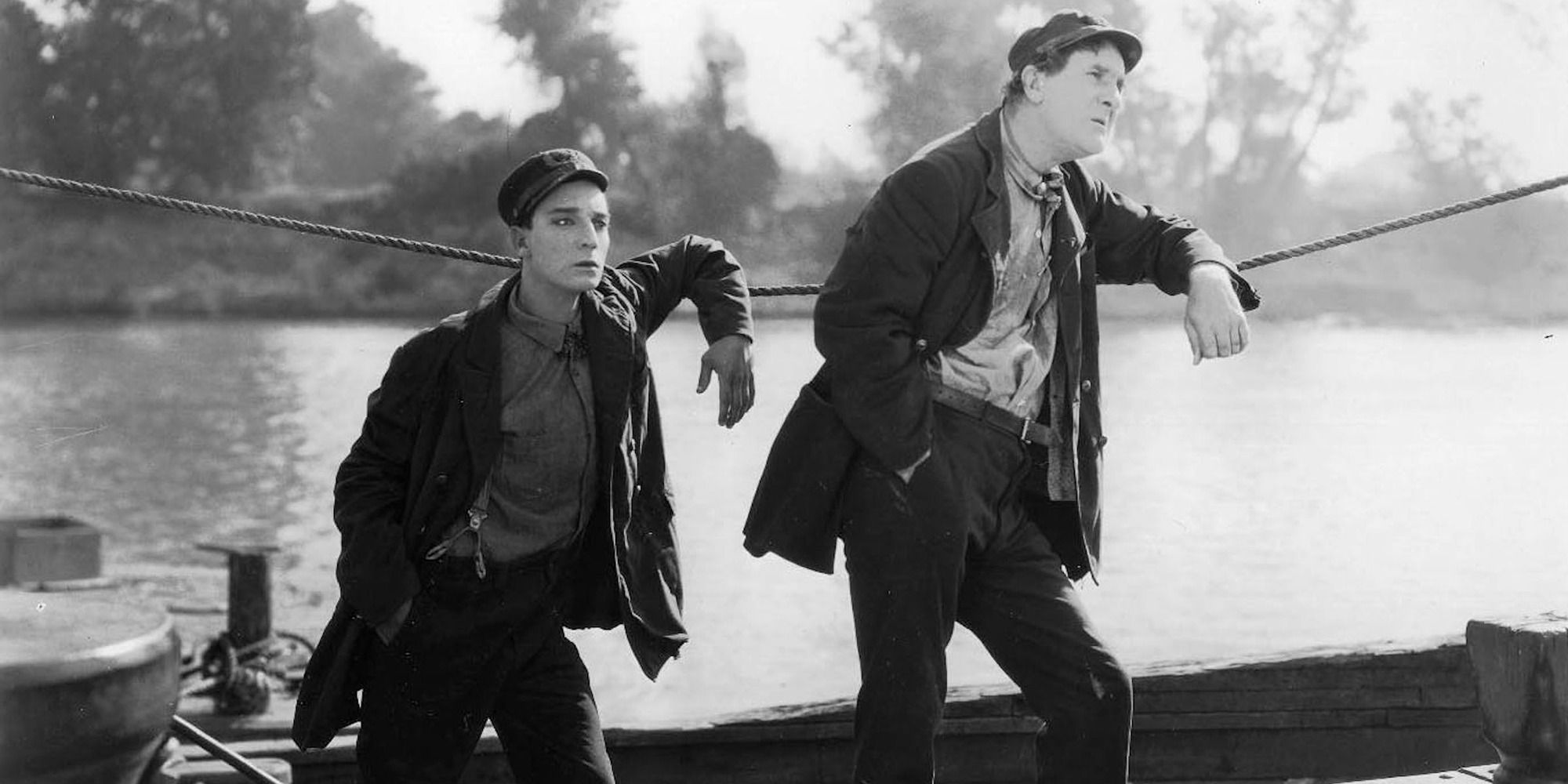dos homes recolzats en una corda en un vaixell de vapor Bill, Jr.