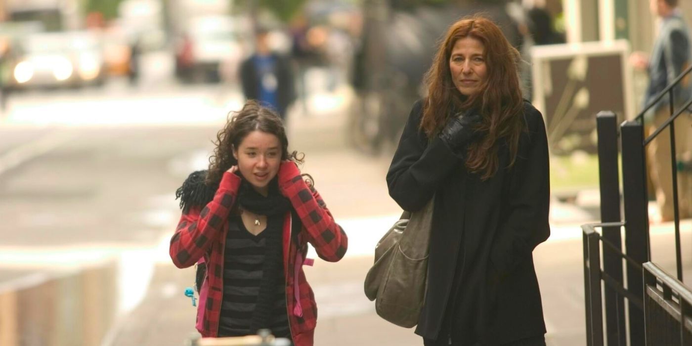 Catherine Keener walks with her daughter in 'Please Give'