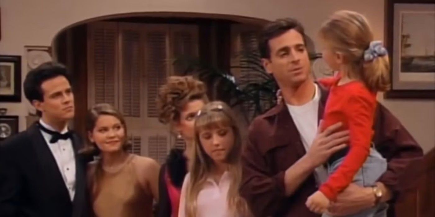 Danny and his kids with Kimmy and Steve in Full House standing in the living room