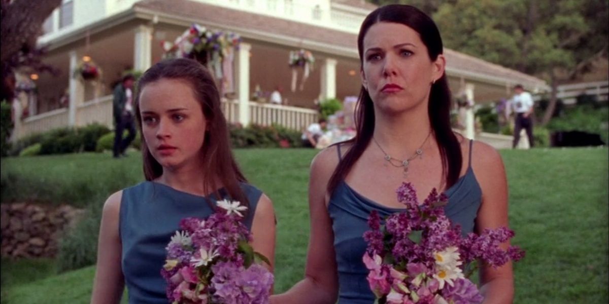 Gilmore Girls Lorelai and Rory standing with flowers- Lauren Graham and Alexis Bledel
