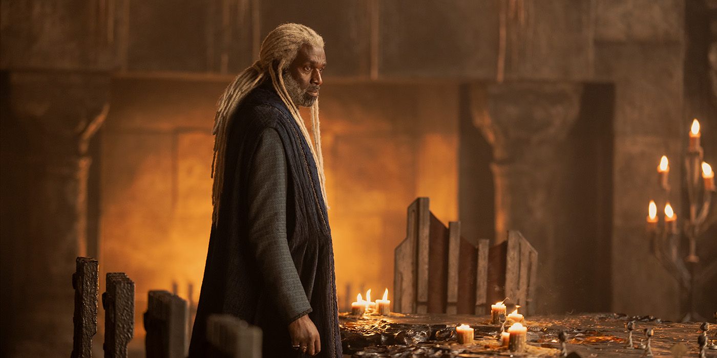 Steve Toussaint como Corliss frente a una mesa pintada en House of Dragons Temporada 2