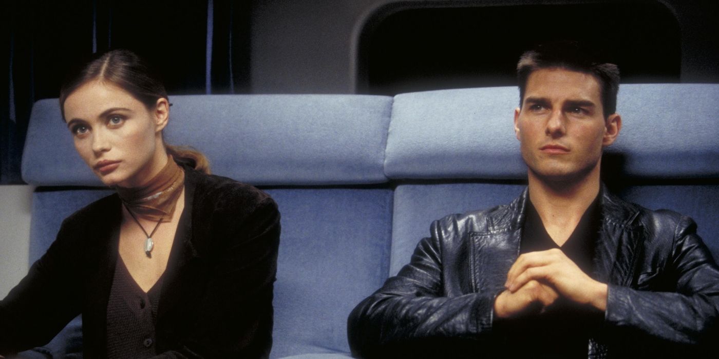 Emmanuelle Béhar y Tom Cruise sentados en un tren en Misión: Imposible