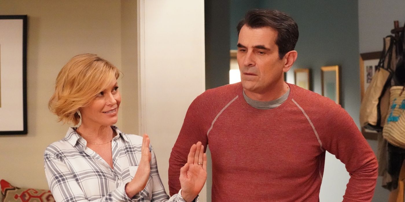 Julie Bowen as Claire Dunphy holding her hands up with Ty Burrell in Modern Family