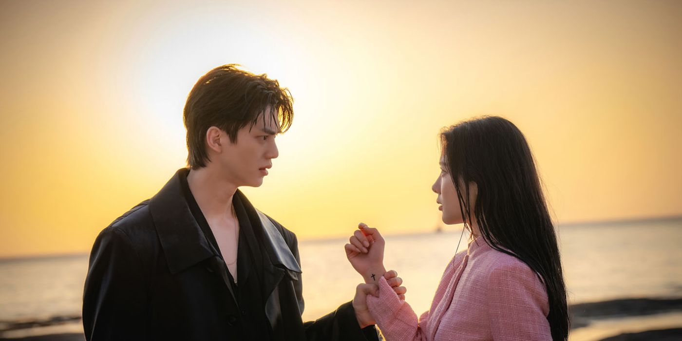 En “The Devil Is My Devil”, Song Kang, quien interpreta a Goo Won, agarra la muñeca de Kim Yoo Jung, quien interpreta a Do Hee, con la puesta de sol y el mar de fondo.