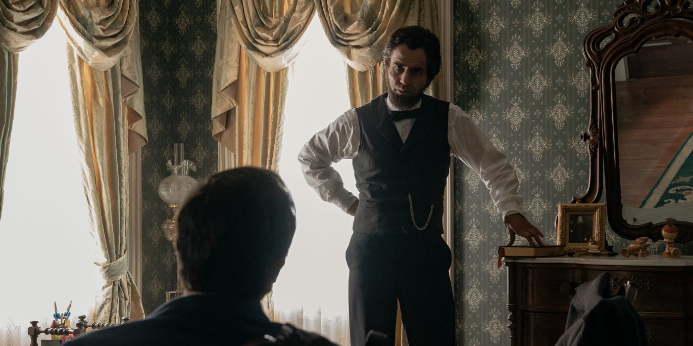 Hamish Linklater as Abraham Lincoln and Tobias Menzies as Edwin Stanton in 'Manhunt'