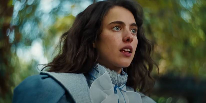 Felicity (Margaret Qualley) atklātā laukā, kas izskatās pārsteigts par nabadzīgām lietām